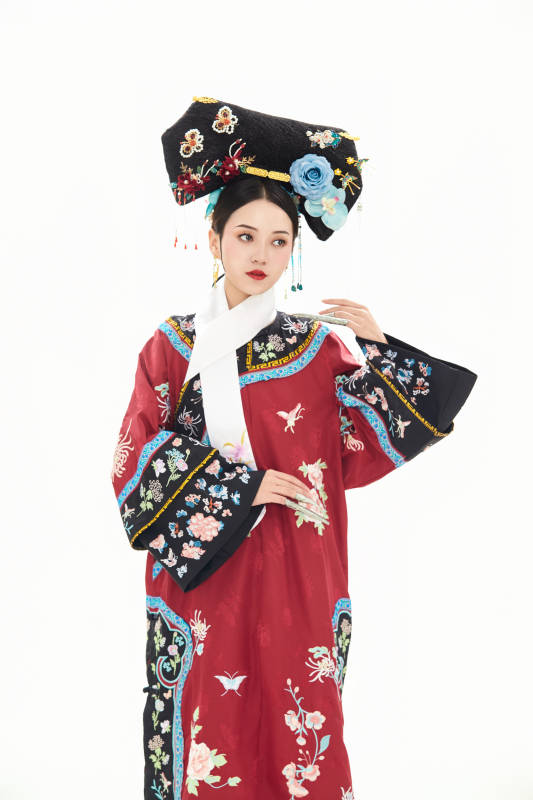 白色背景下穿着中国清朝宫廷服饰的少女图片