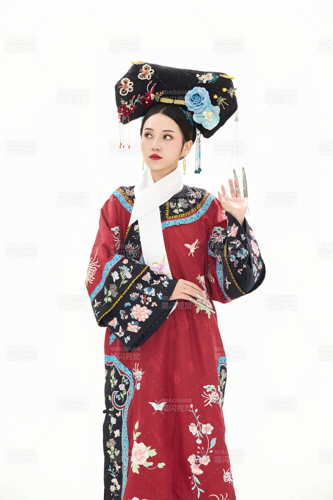 白色背景下穿着中国清朝宫廷服饰的少女图片