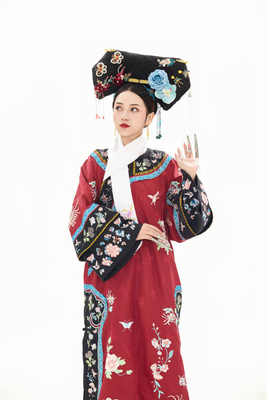 白色背景下穿着中国清朝宫廷服饰的少女图片