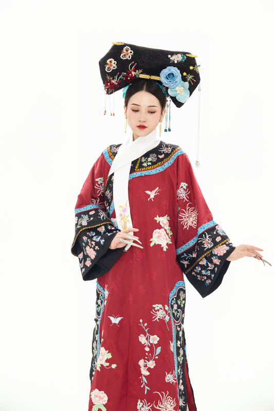 白色背景下穿着中国清朝宫廷服饰的少女图片