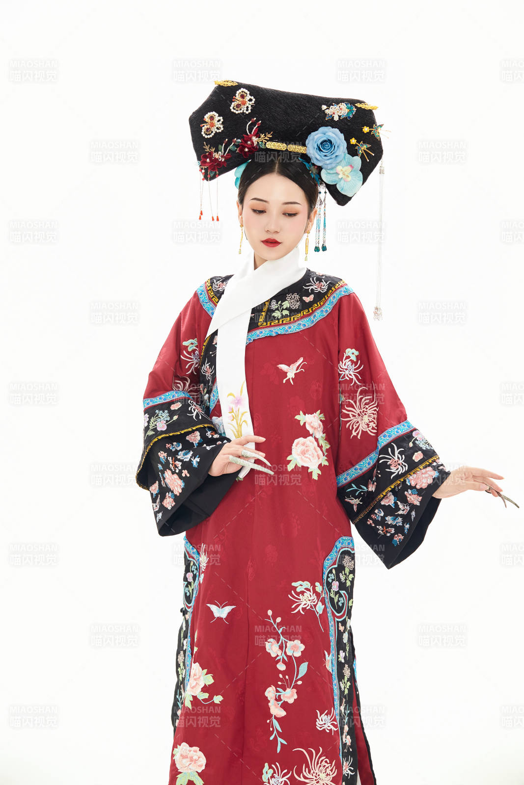 白色背景下穿着中国清朝宫廷服饰的少女图片