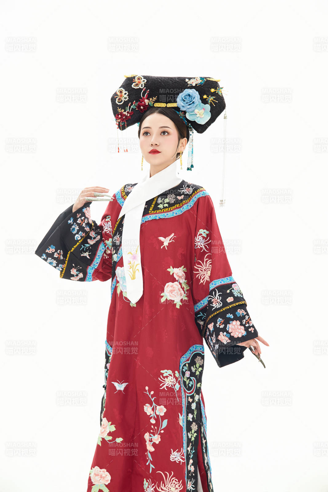 白色背景下穿着中国清朝宫廷服饰的少女图片