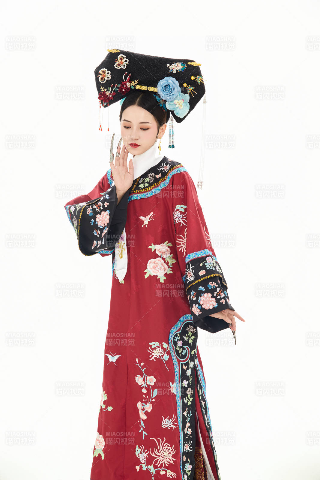 白色背景下穿着中国清朝宫廷服饰的少女图片