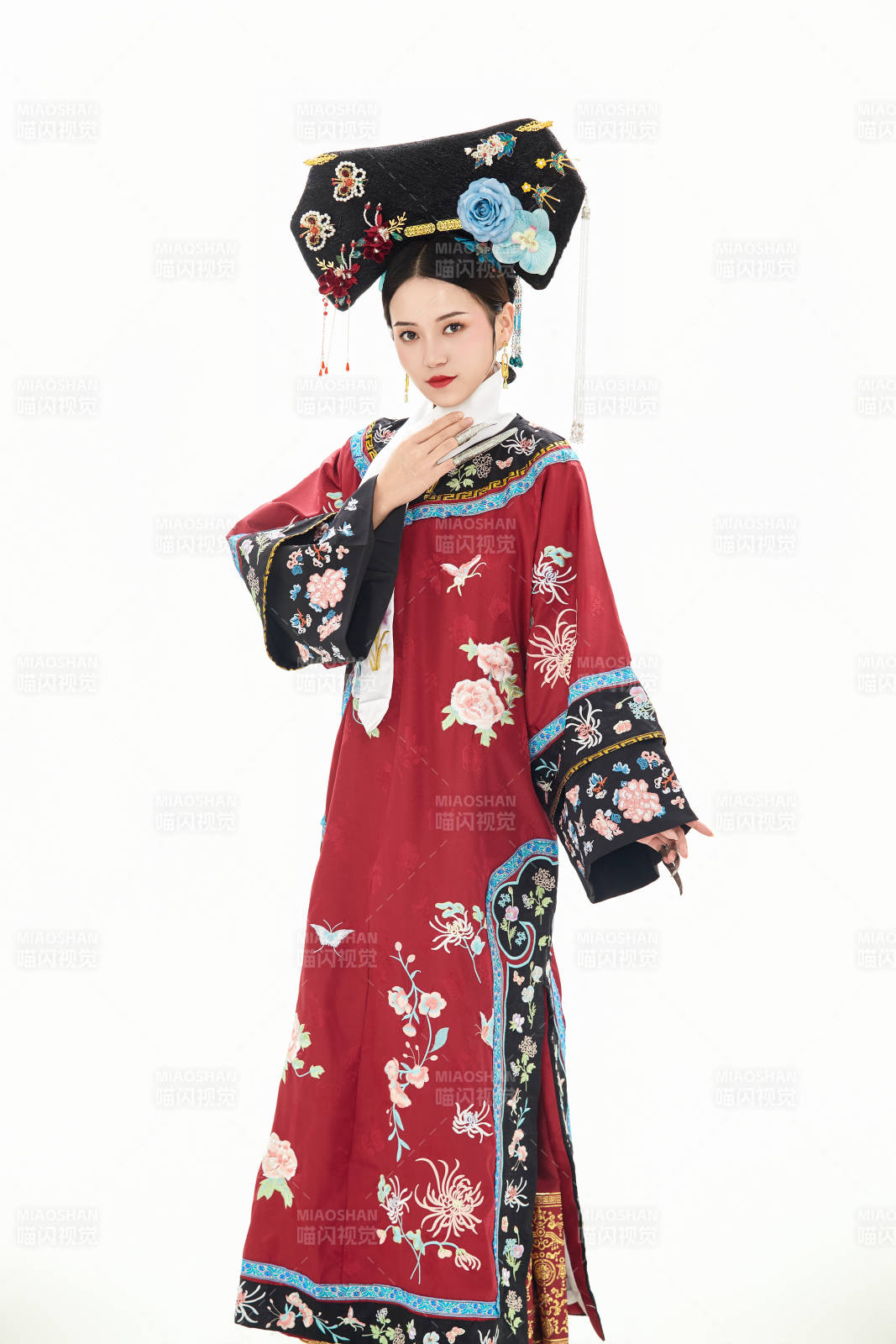 白色背景下穿着中国清朝宫廷服饰的少女图片
