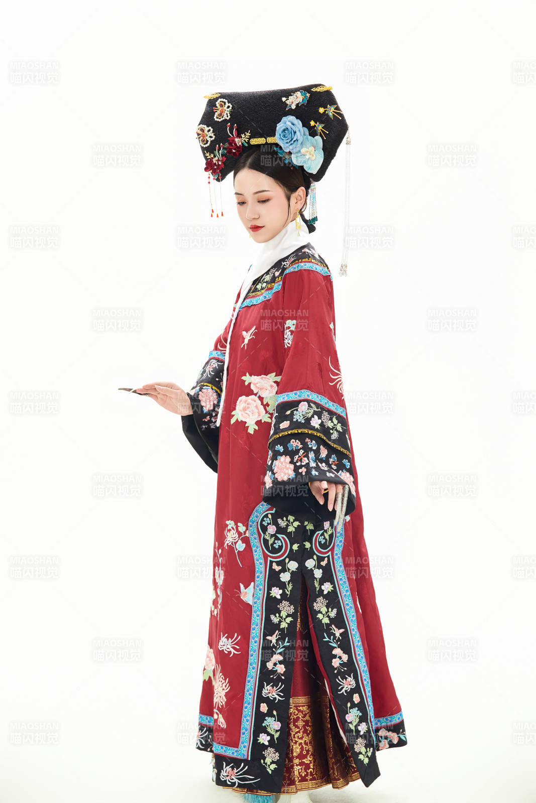 白色背景下穿着中国清朝宫廷服饰的少女图片