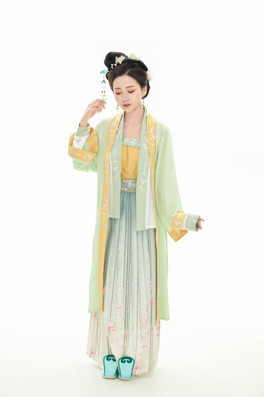 白色背景下穿着南北宋朝汉服的少女图片