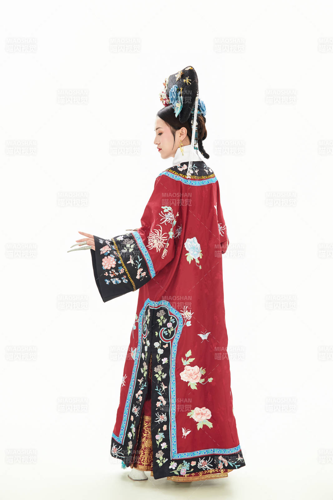 白色背景下穿着中国清朝宫廷服饰的少女图片