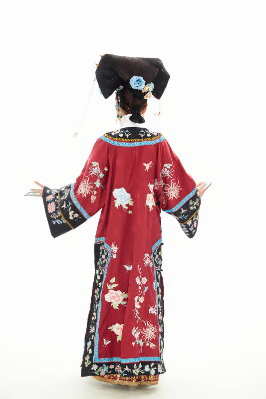 白色背景下穿着中国清朝宫廷服饰的少女图片