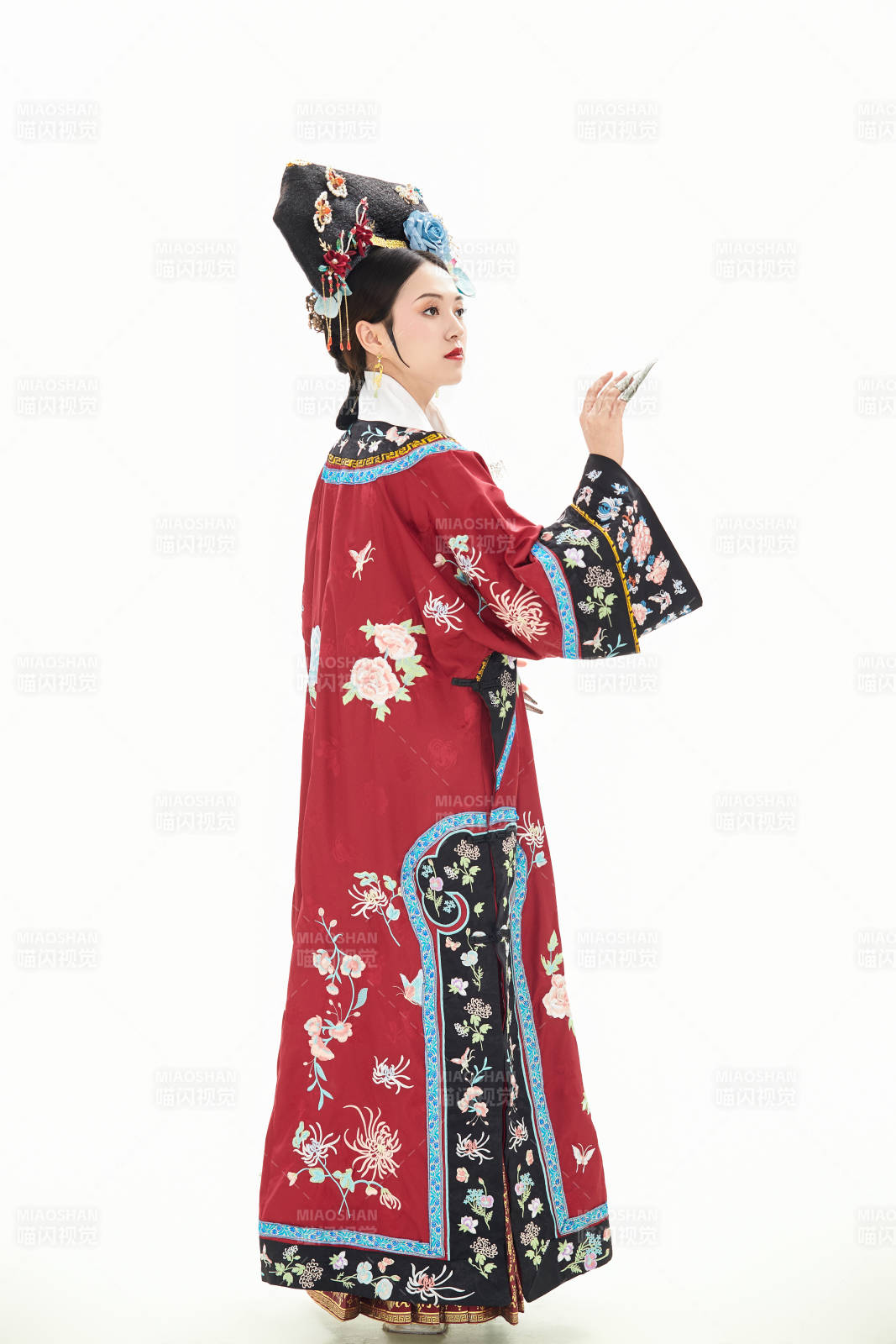 白色背景下穿着中国清朝宫廷服饰的少女图片