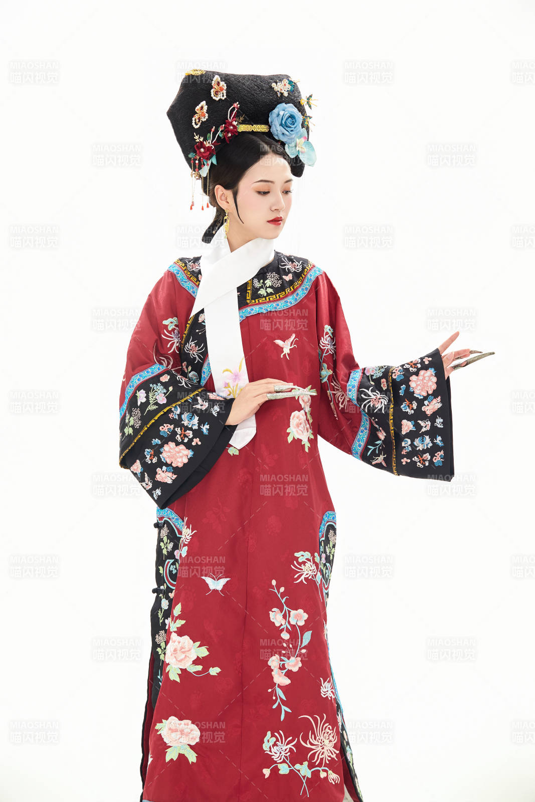 白色背景下穿着中国清朝宫廷服饰的少女图片