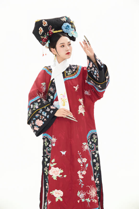 白色背景下穿着中国清朝宫廷服饰的少女图片