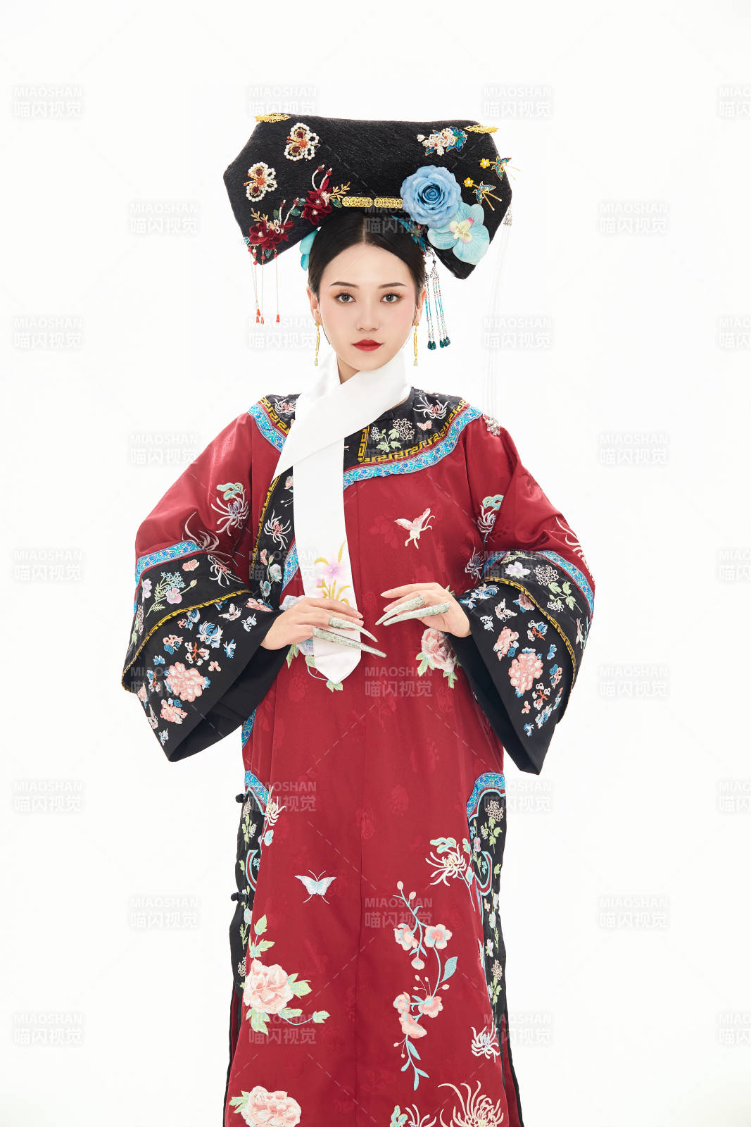 白色背景下穿着中国清朝宫廷服饰的少女图片