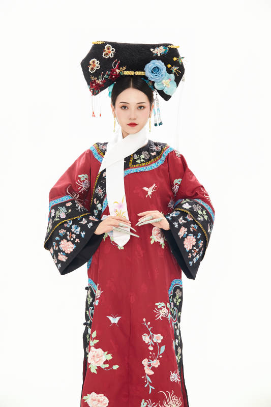 白色背景下穿着中国清朝宫廷服饰的少女图片