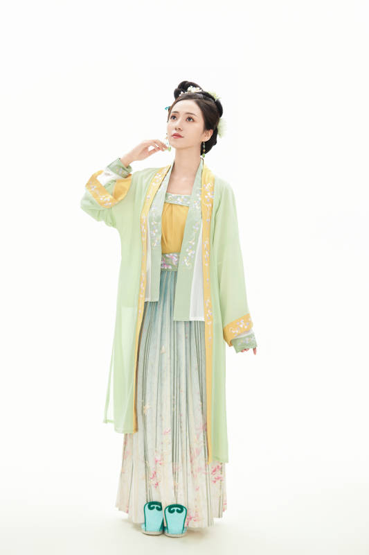 白色背景下穿着南北宋朝汉服的少女图片