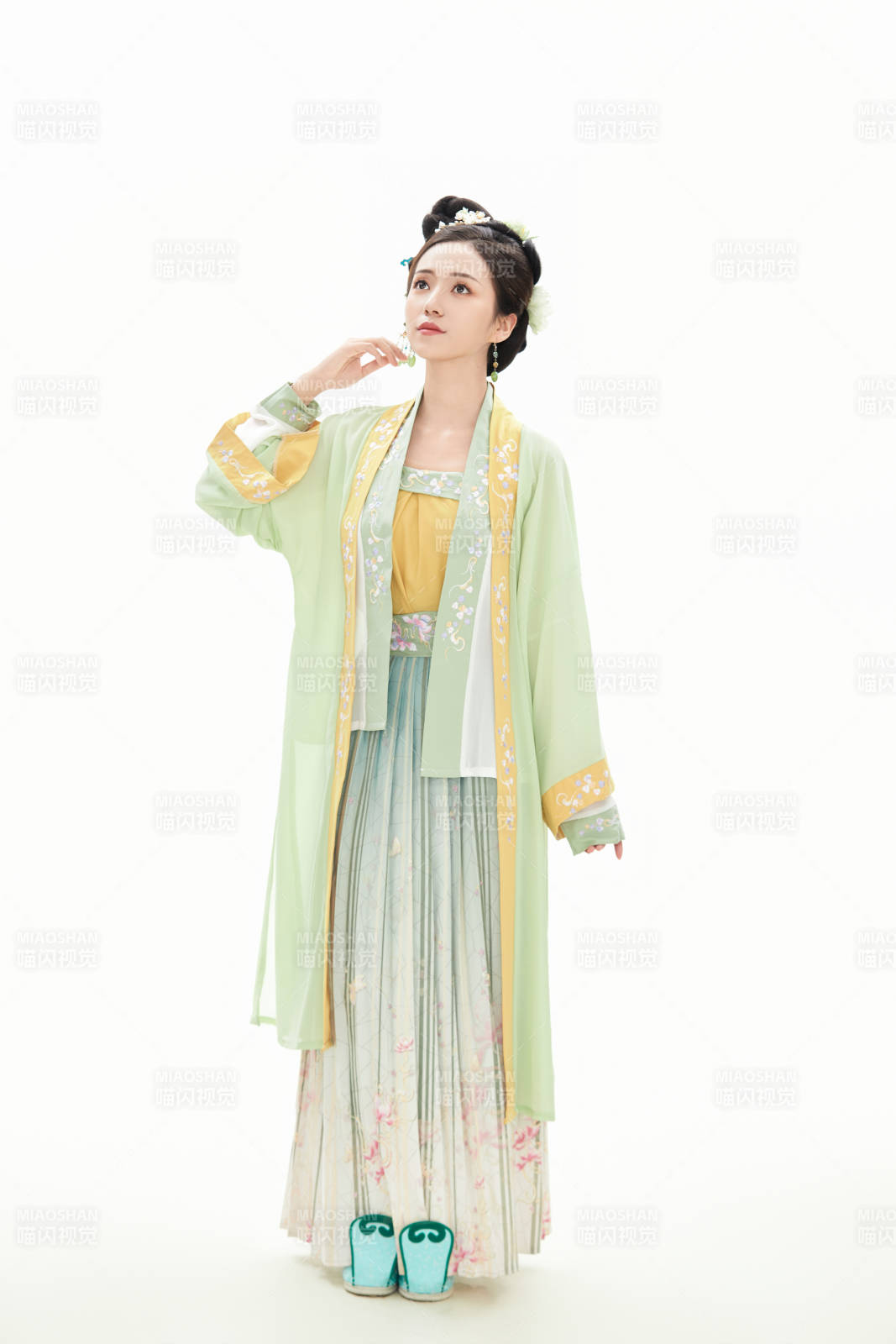 白色背景下穿着南北宋朝汉服的少女图片