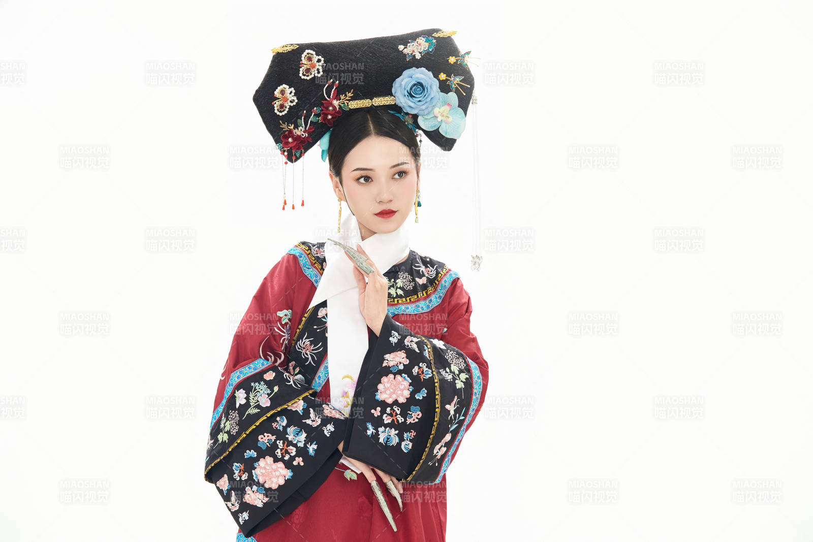 白色背景下穿着中国清朝宫廷服饰的少女图片