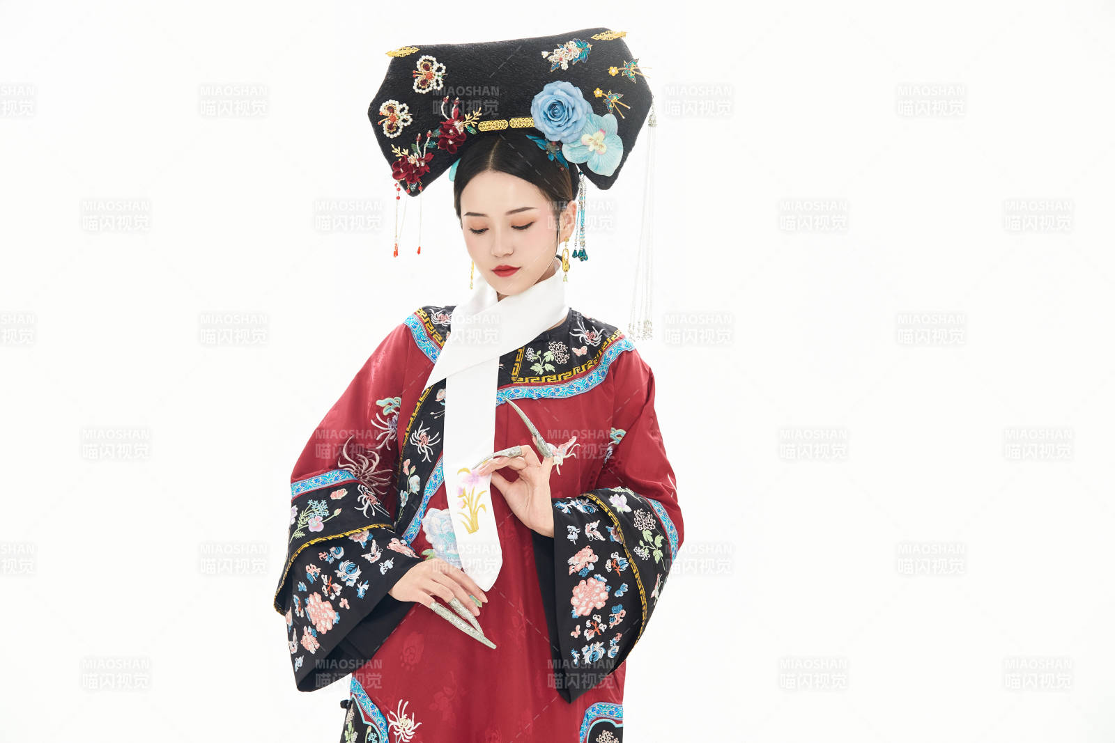 白色背景下穿着中国清朝宫廷服饰的少女图片