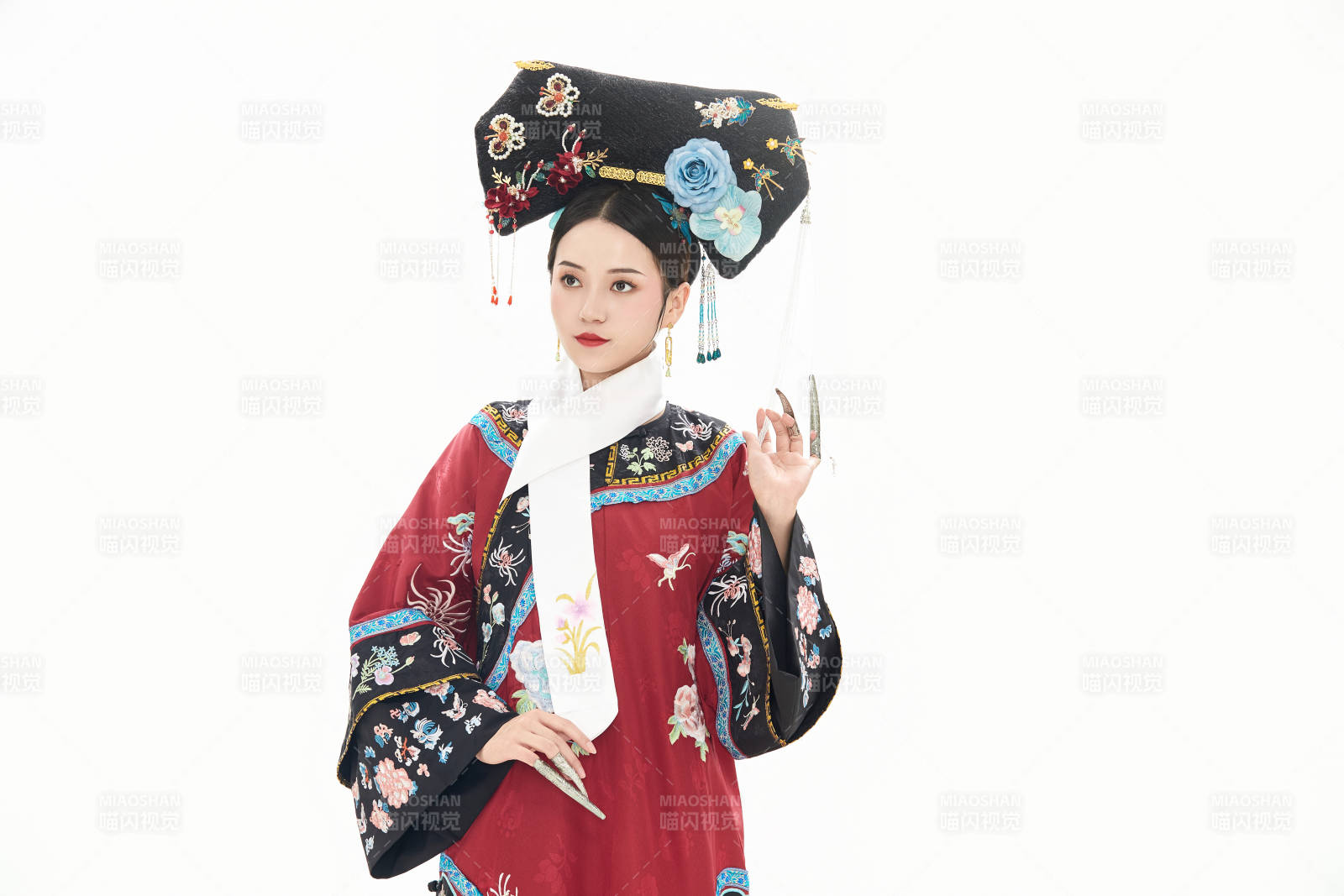 白色背景下穿着中国清朝宫廷服饰的少女图片