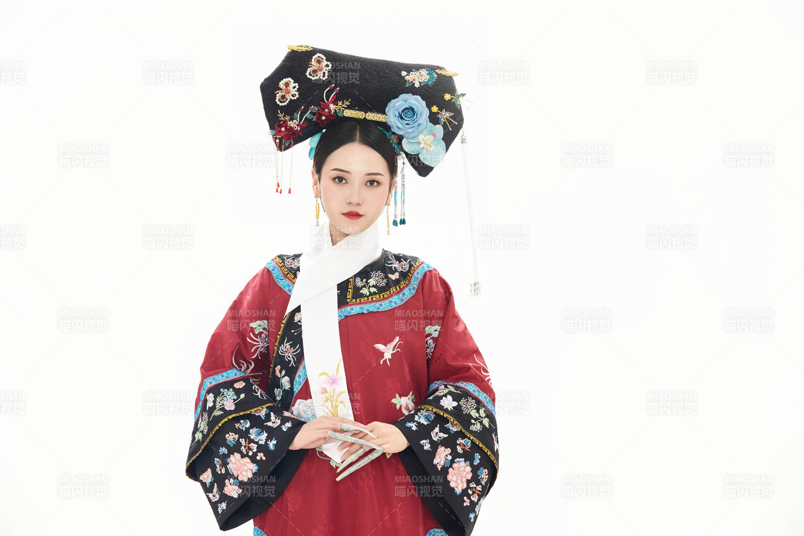 白色背景下穿着中国清朝宫廷服饰的少女图片