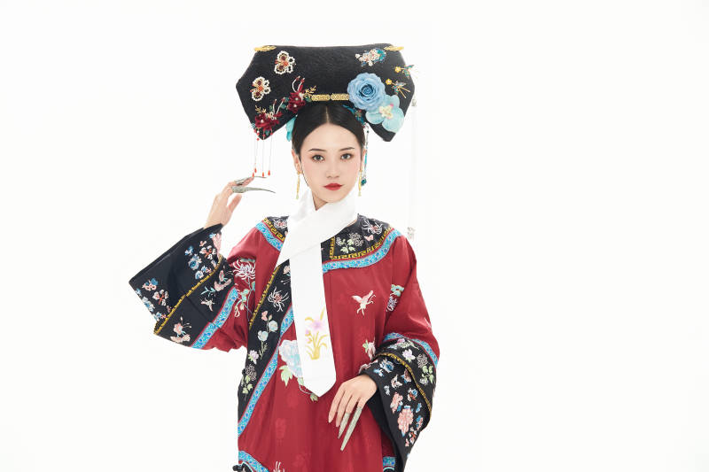 白色背景下穿着中国清朝宫廷服饰的少女图片