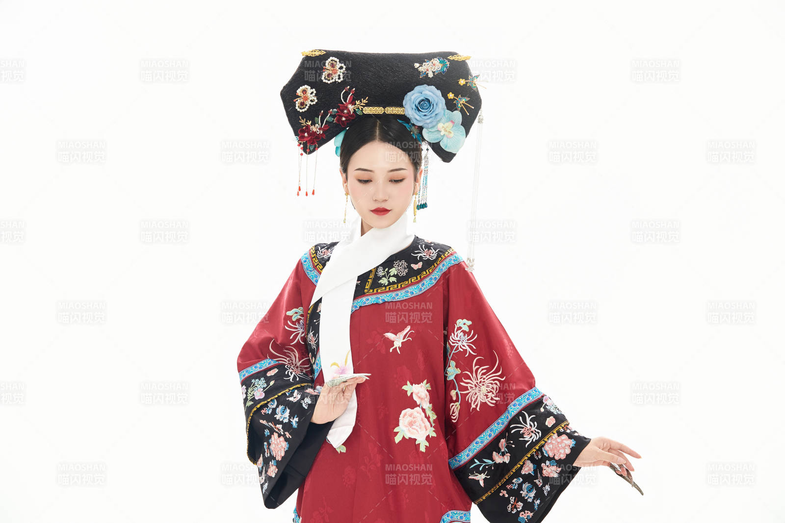 白色背景下穿着中国清朝宫廷服饰的少女图片