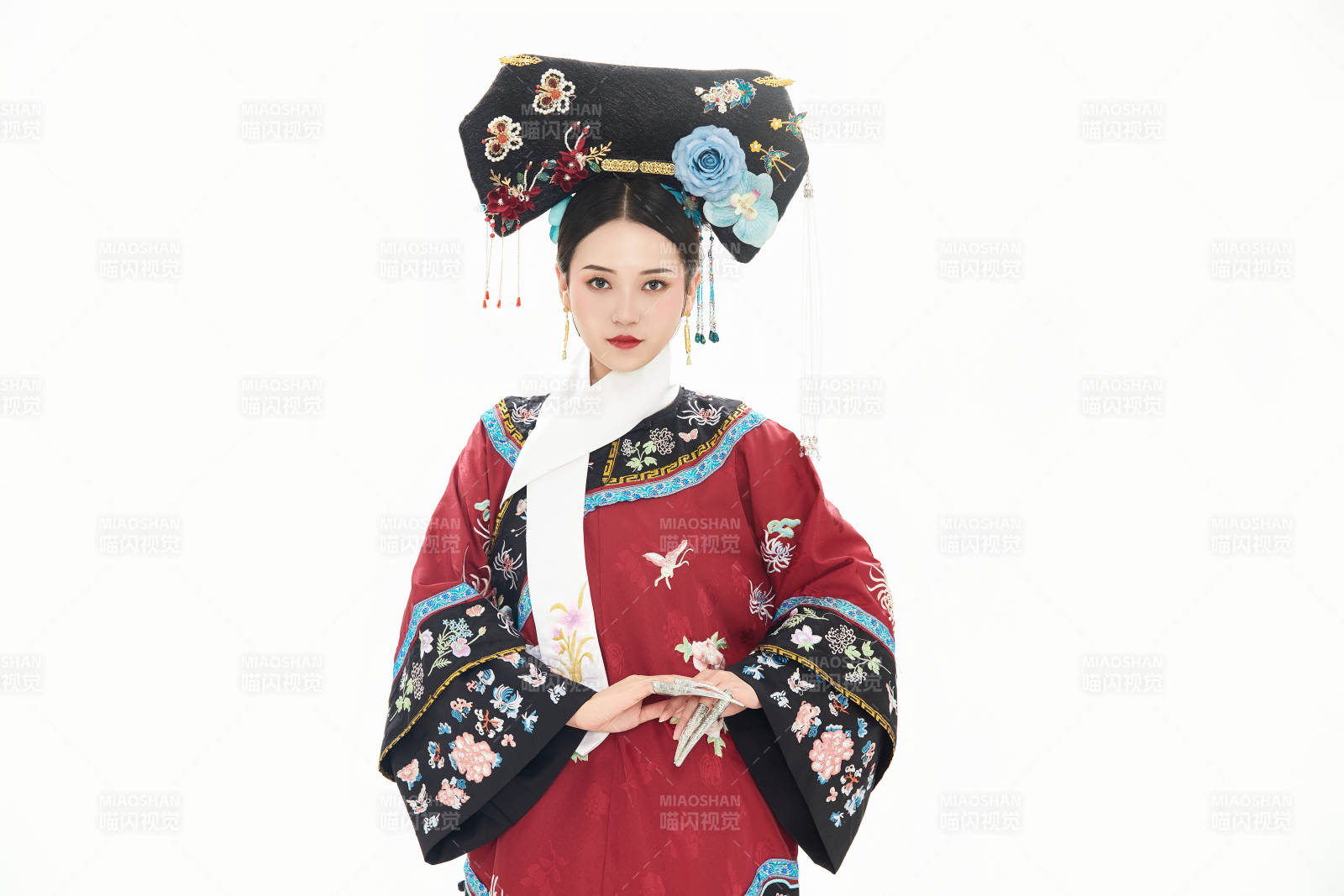 白色背景下穿着中国清朝宫廷服饰的少女图片