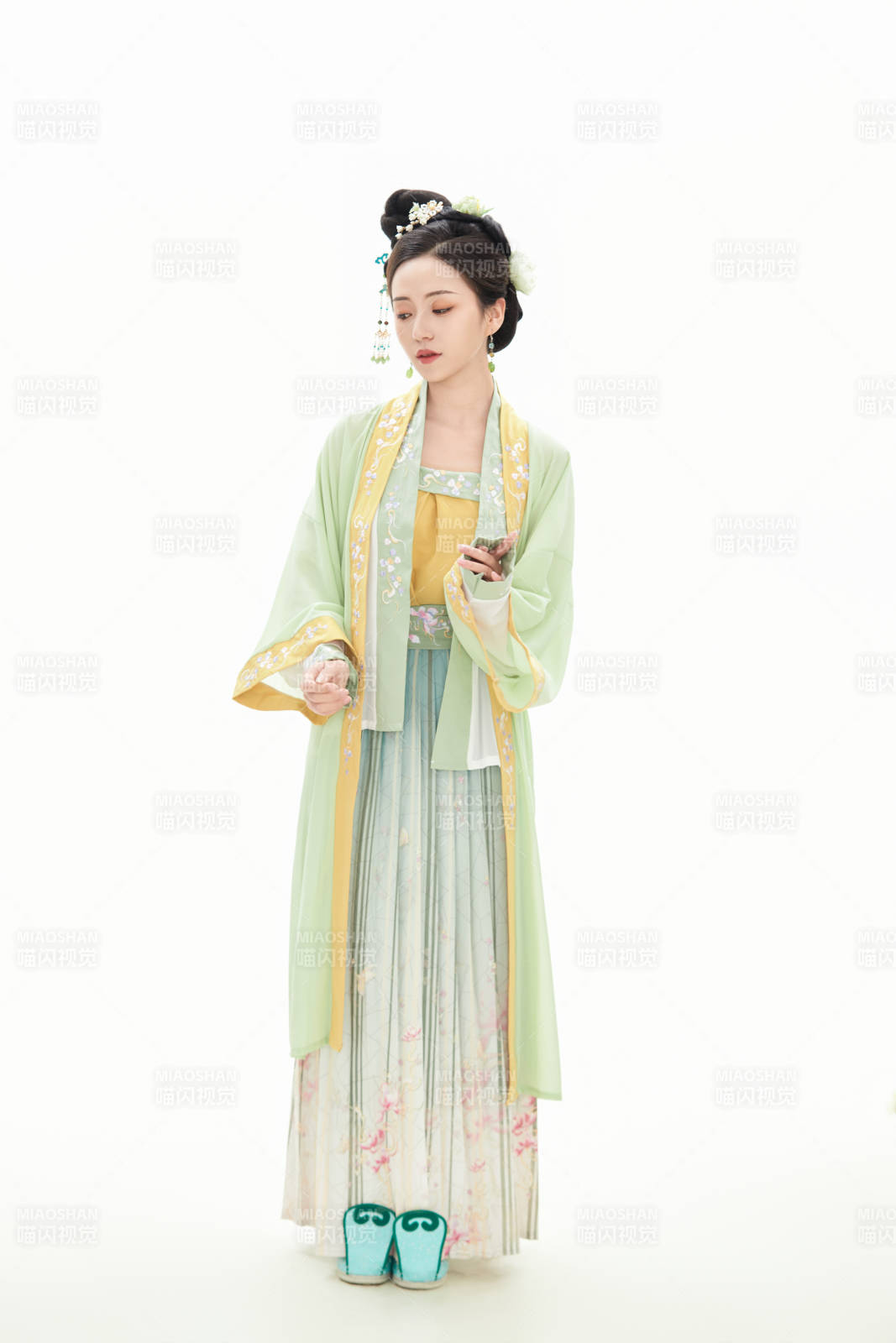 白色背景下穿着南北宋朝汉服的少女图片