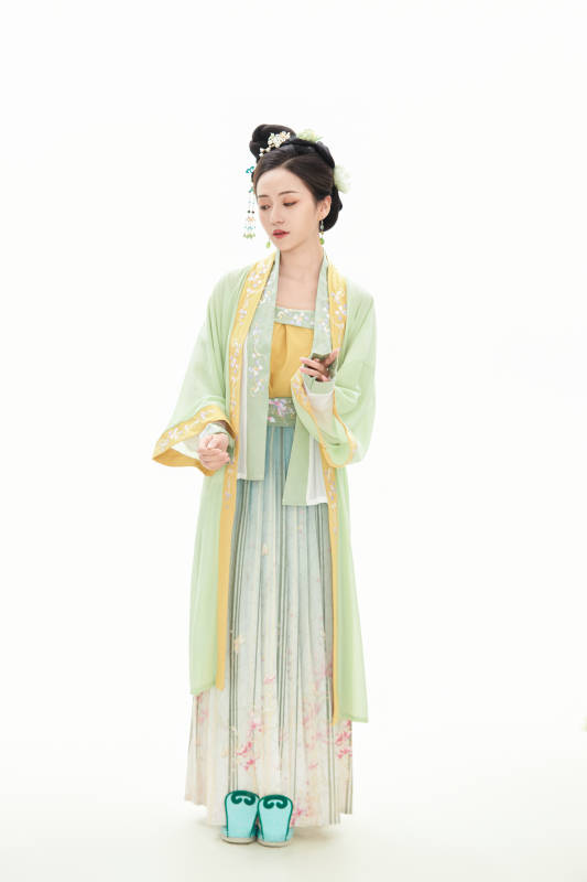 白色背景下穿着南北宋朝汉服的少女图片
