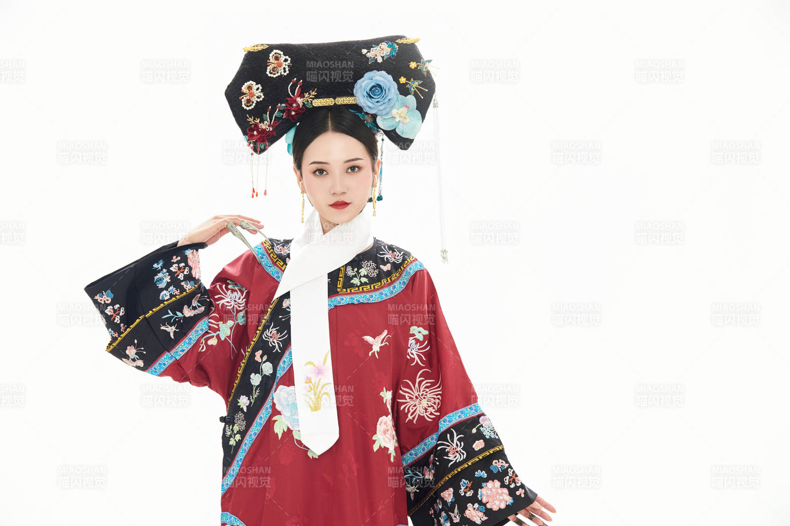 白色背景下穿着中国清朝宫廷服饰的少女图片