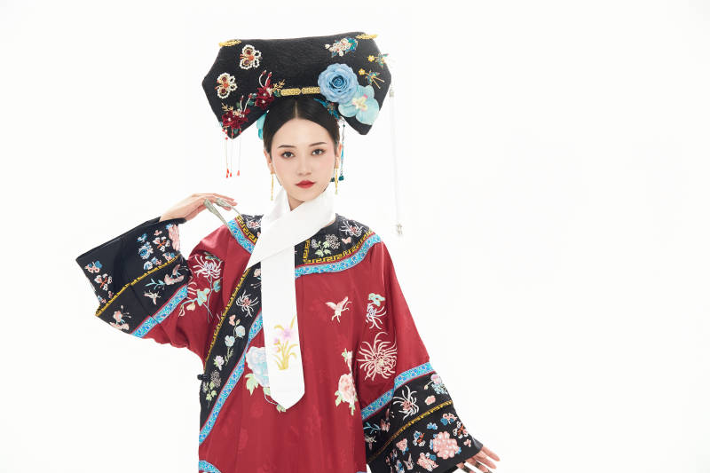 白色背景下穿着中国清朝宫廷服饰的少女图片