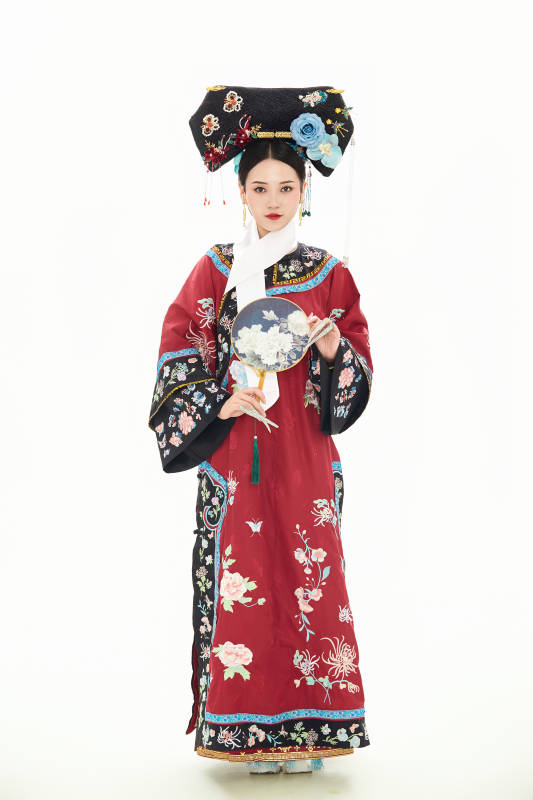 白色背景下穿着中国清朝宫廷服饰的少女图片