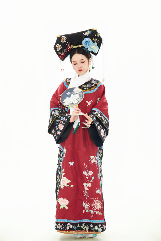 白色背景下穿着中国清朝宫廷服饰的少女图片