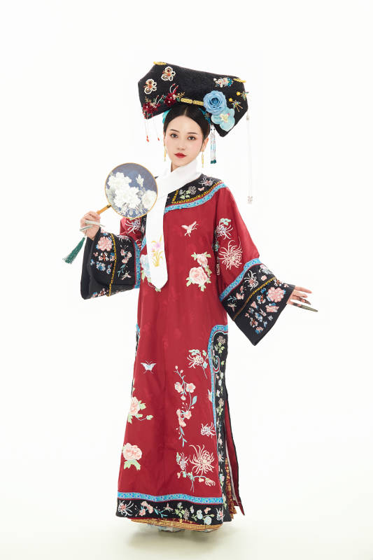 白色背景下穿着中国清朝宫廷服饰的少女图片