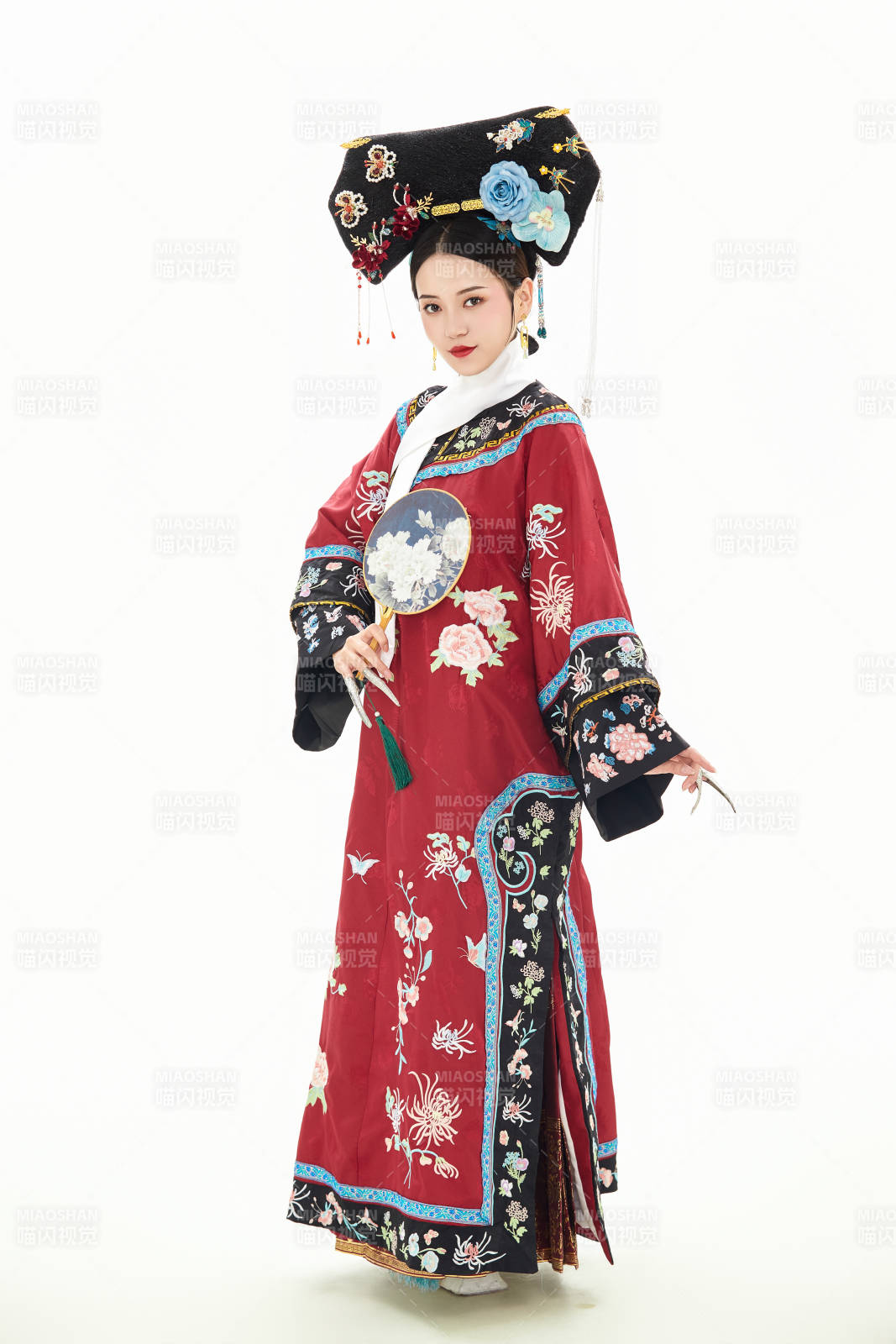 白色背景下穿着中国清朝宫廷服饰的少女图片