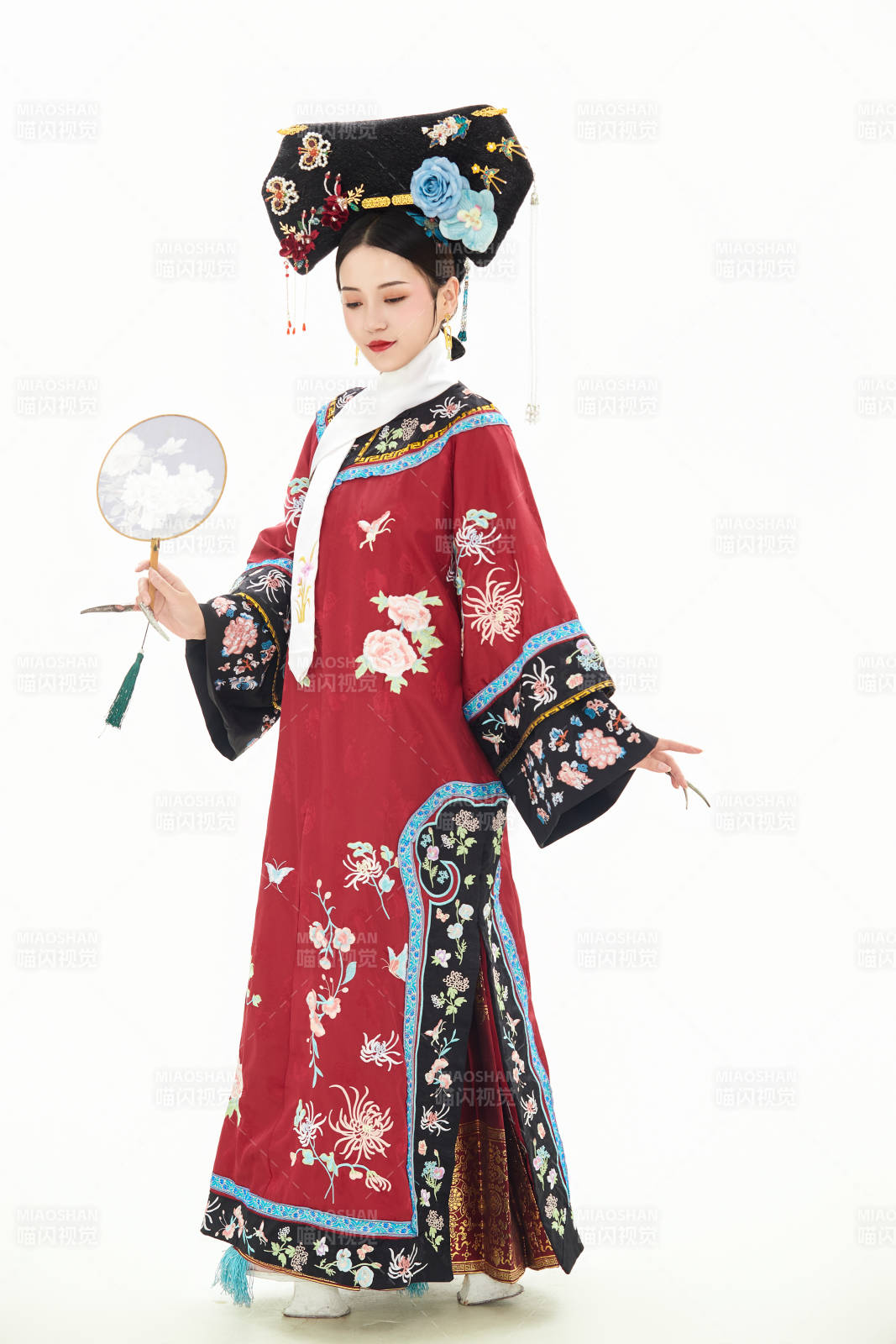 白色背景下穿着中国清朝宫廷服饰的少女图片