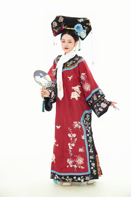 白色背景下穿着中国清朝宫廷服饰的少女图片