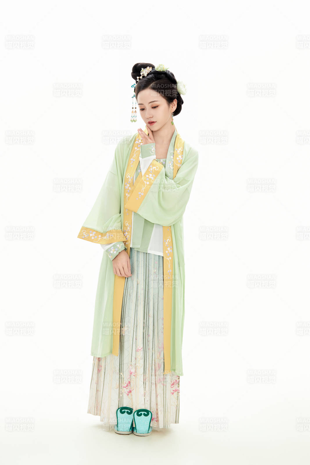 白色背景下穿着南北宋朝汉服的少女图片