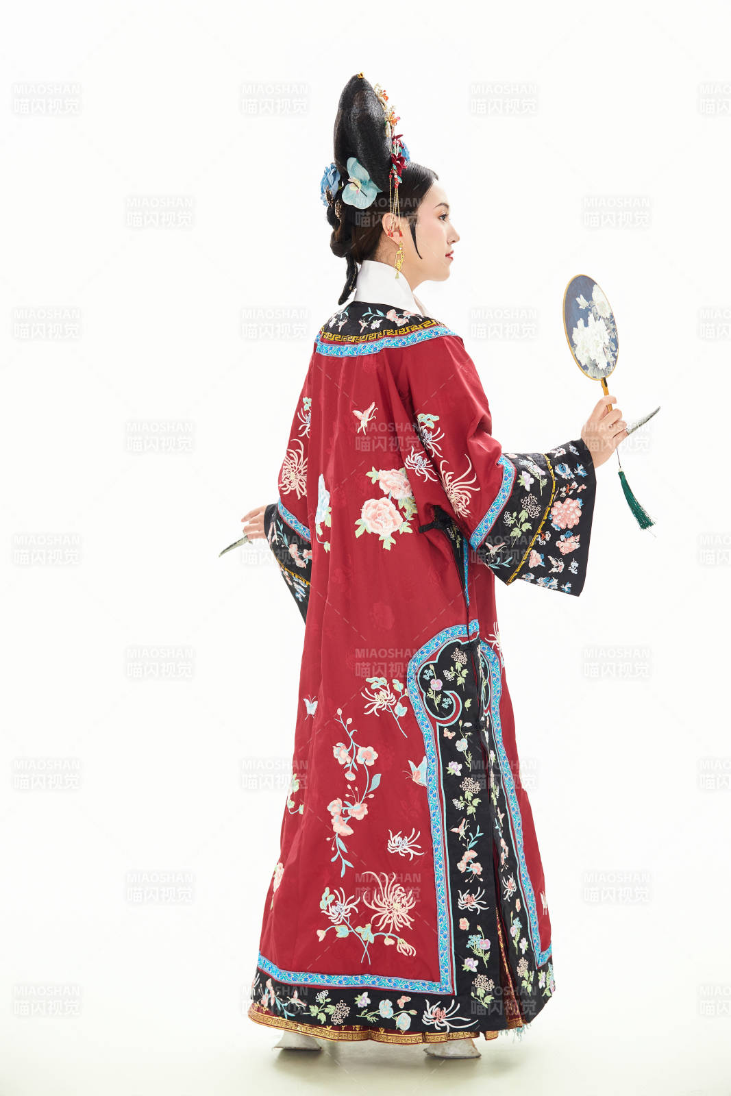 白色背景下穿着中国清朝宫廷服饰的少女图片