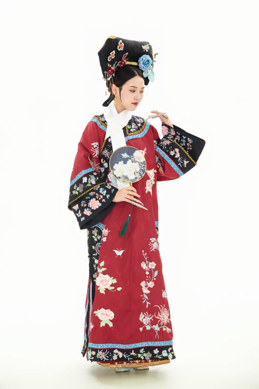 白色背景下穿着中国清朝宫廷服饰的少女图片