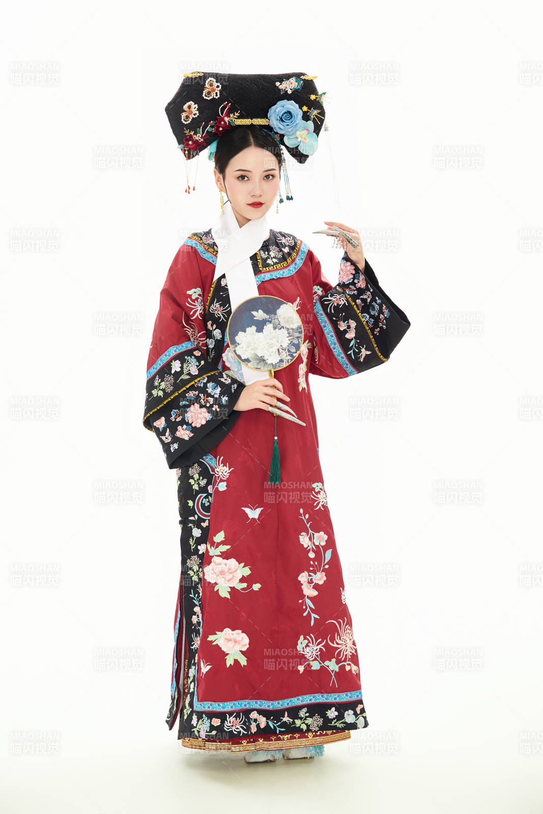 白色背景下穿着中国清朝宫廷服饰的少女图片