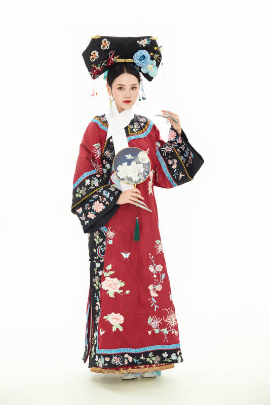 白色背景下穿着中国清朝宫廷服饰的少女图片