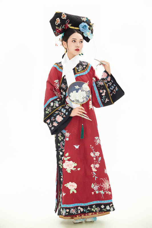 白色背景下穿着中国清朝宫廷服饰的少女图片