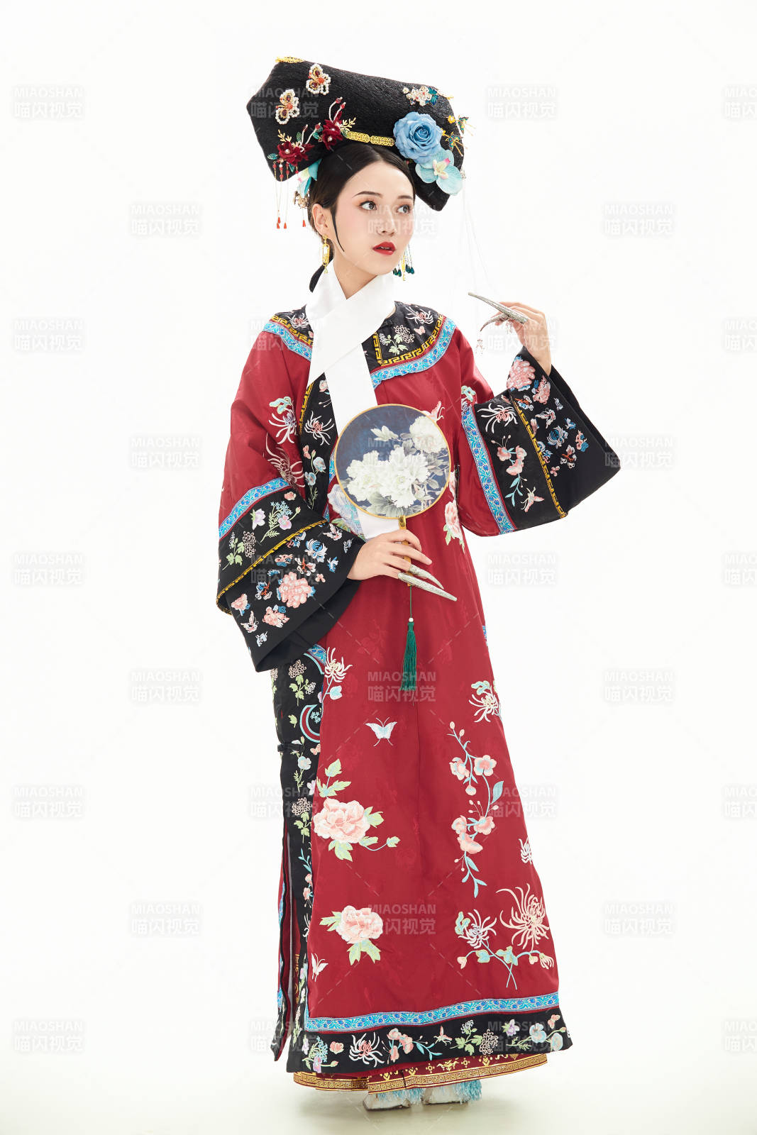 白色背景下穿着中国清朝宫廷服饰的少女图片