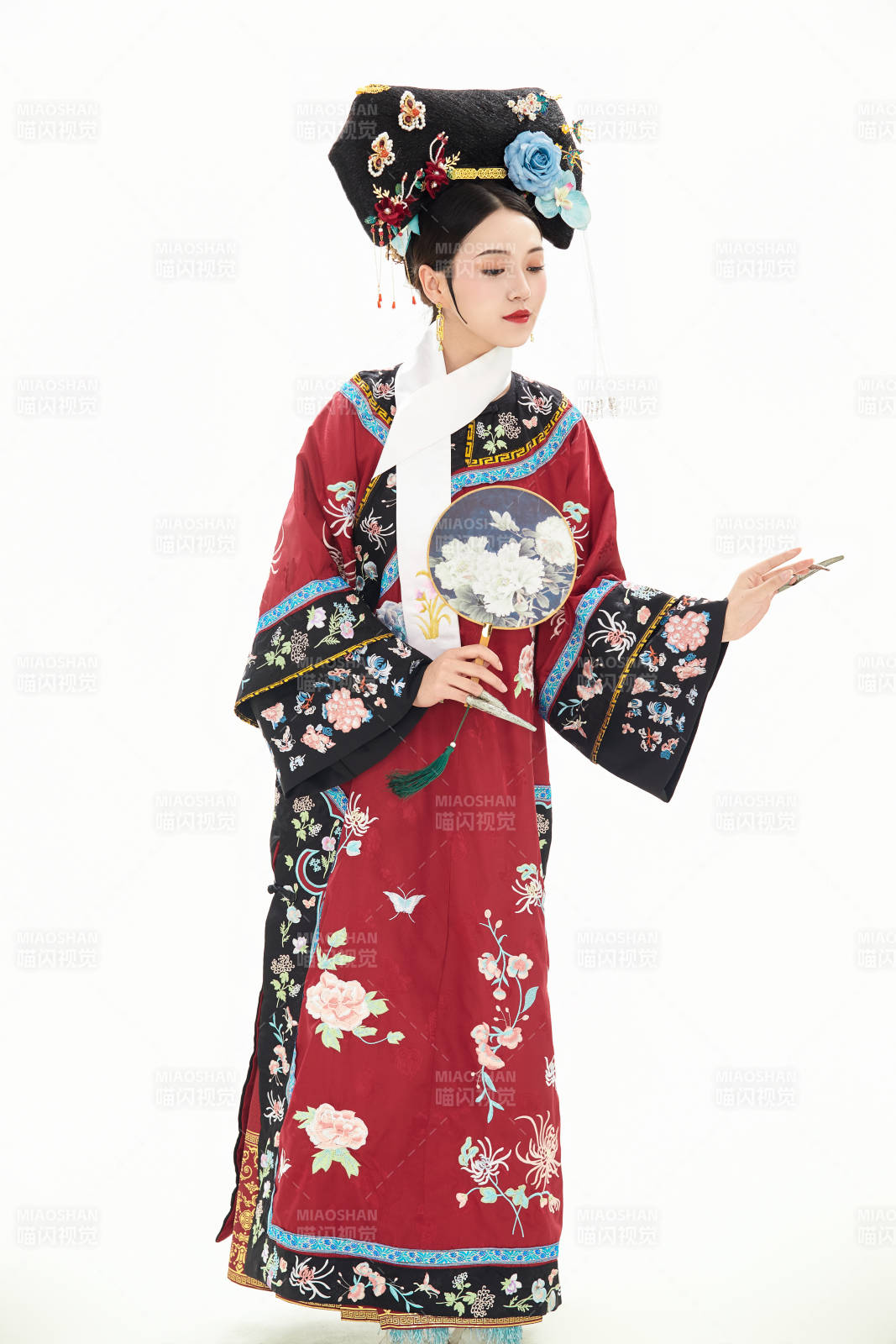 白色背景下穿着中国清朝宫廷服饰的少女图片