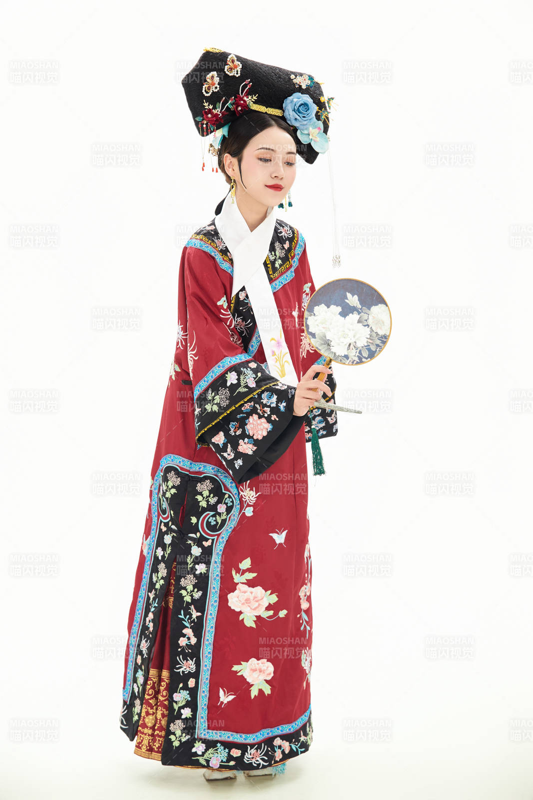 白色背景下穿着中国清朝宫廷服饰的少女图片