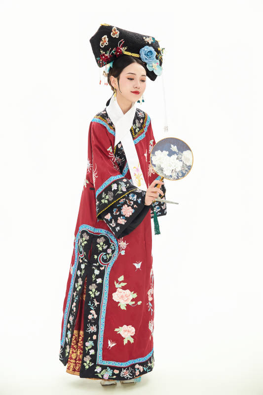 白色背景下穿着中国清朝宫廷服饰的少女图片