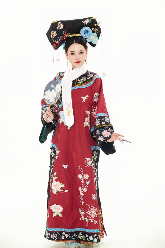 白色背景下穿着中国清朝宫廷服饰的少女图片