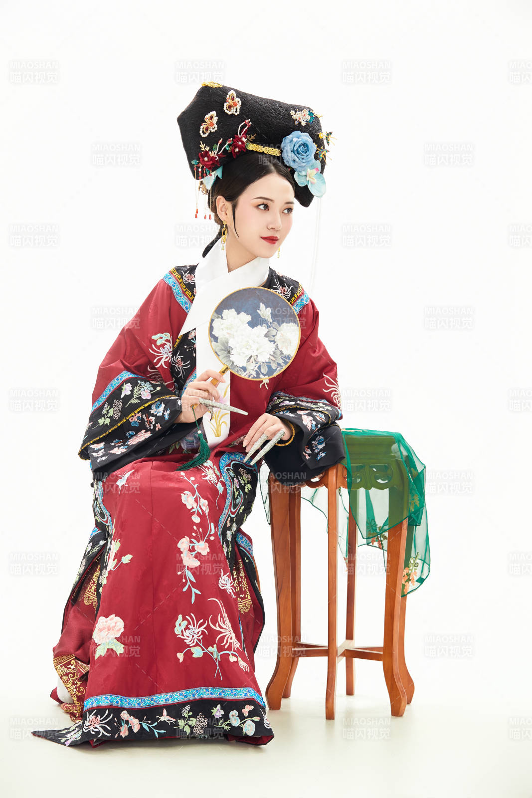 白色背景下穿着中国清朝宫廷服饰的少女图片