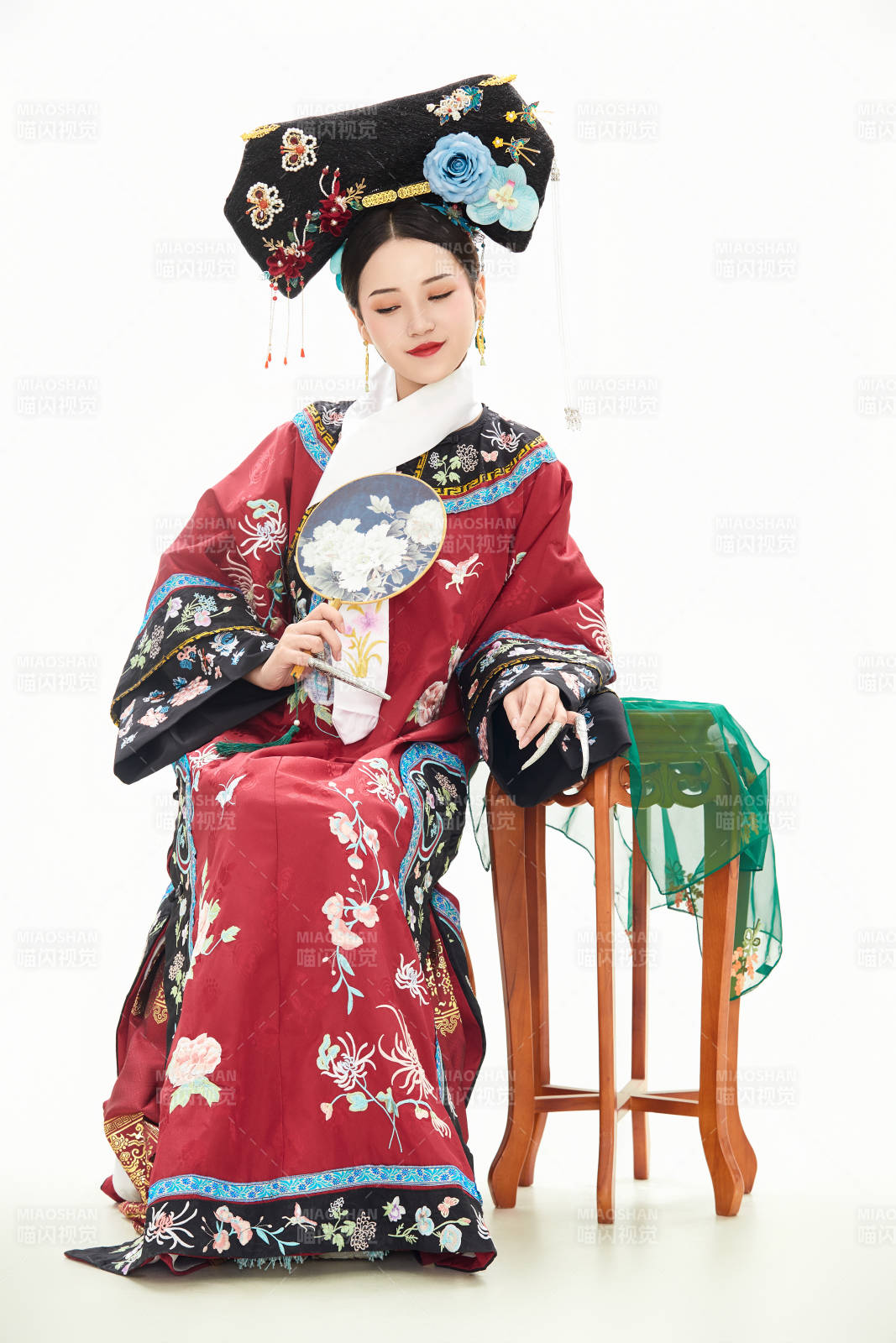 白色背景下穿着中国清朝宫廷服饰的少女图片