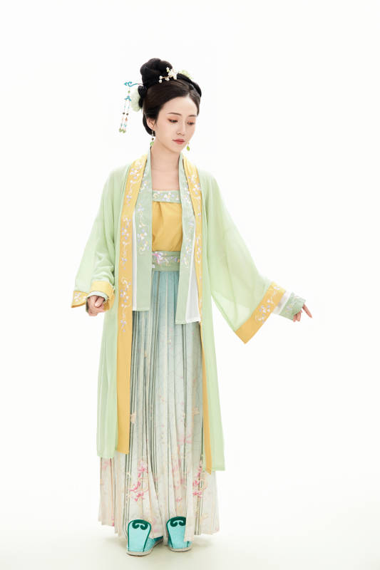 白色背景下穿着南北宋朝汉服的少女图片